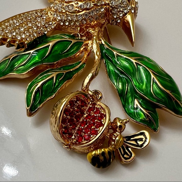 Large Dramatic Scene of Nature HummingBird Brooch - Picture 7 of 13